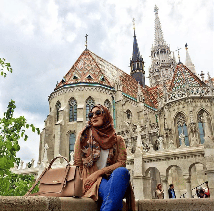 Penuh Pesona! Ini 10 Potret Menawan Tania Nadira dengan Balutan Hijab