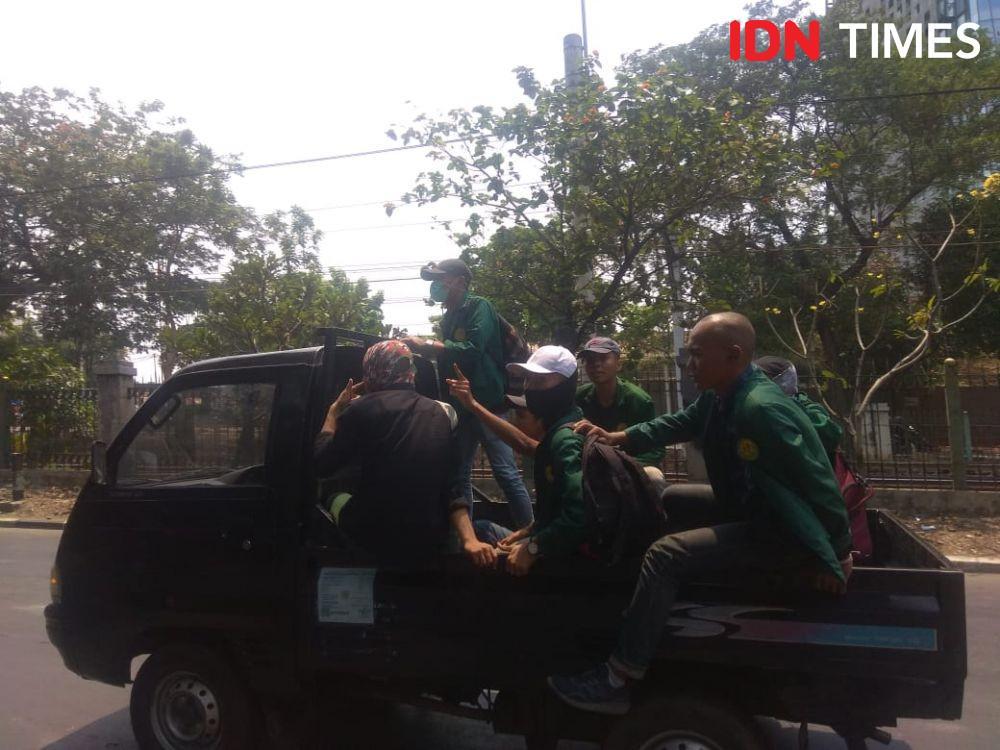 Naik Mobil Bak Terbuka, Mahasiwa UNJ Berdatangan ke Area Belakang DPR