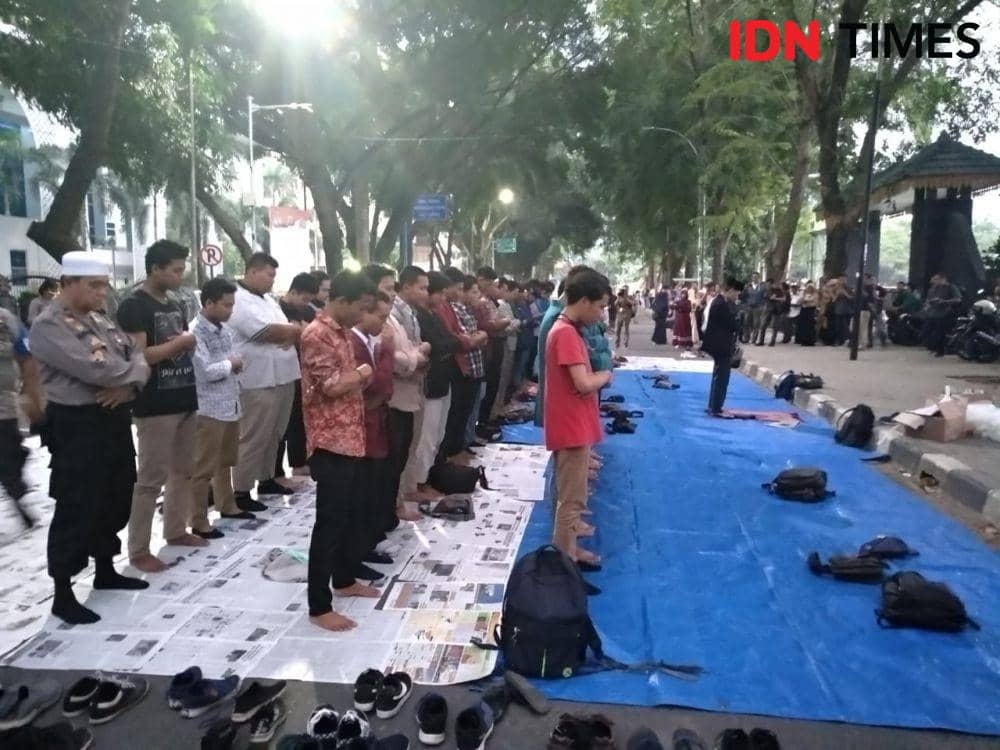 [BREAKING] Mahasiswa Gelar Salat Gaib dan Doakan Agar Indonesia Damai