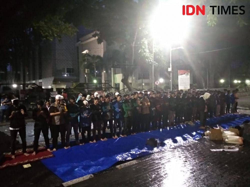 Hujan, Kapolrestabes Medan dan Massa Aksi Salat Berjamaah di Jalan