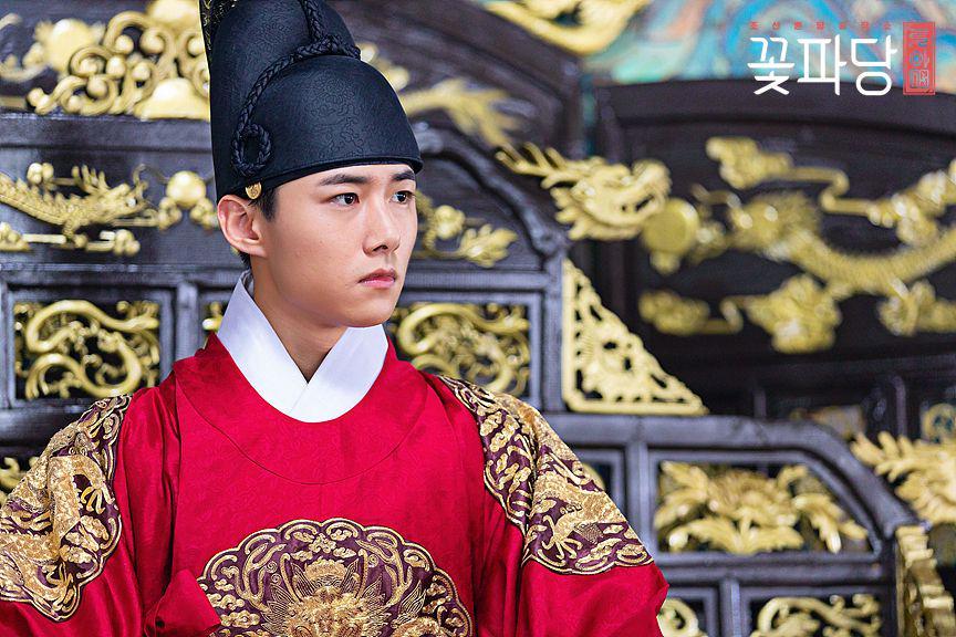 Perankan Sosok Raja Muda, 9 Potret Seo Ji Hoon di KDrama Flower Crew