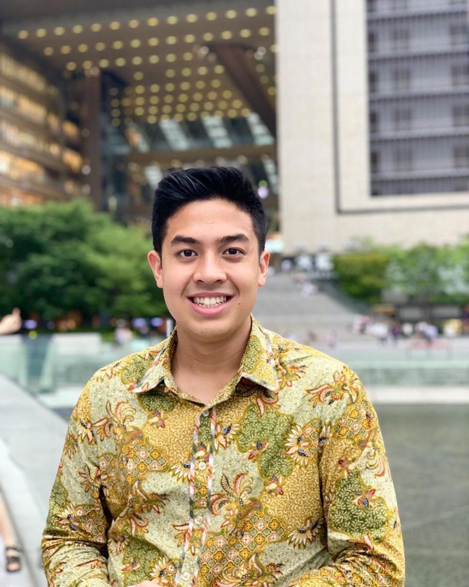 Bangga dengan Budaya Indonesia! 10 Potret Jerome Polin Memakai Batik