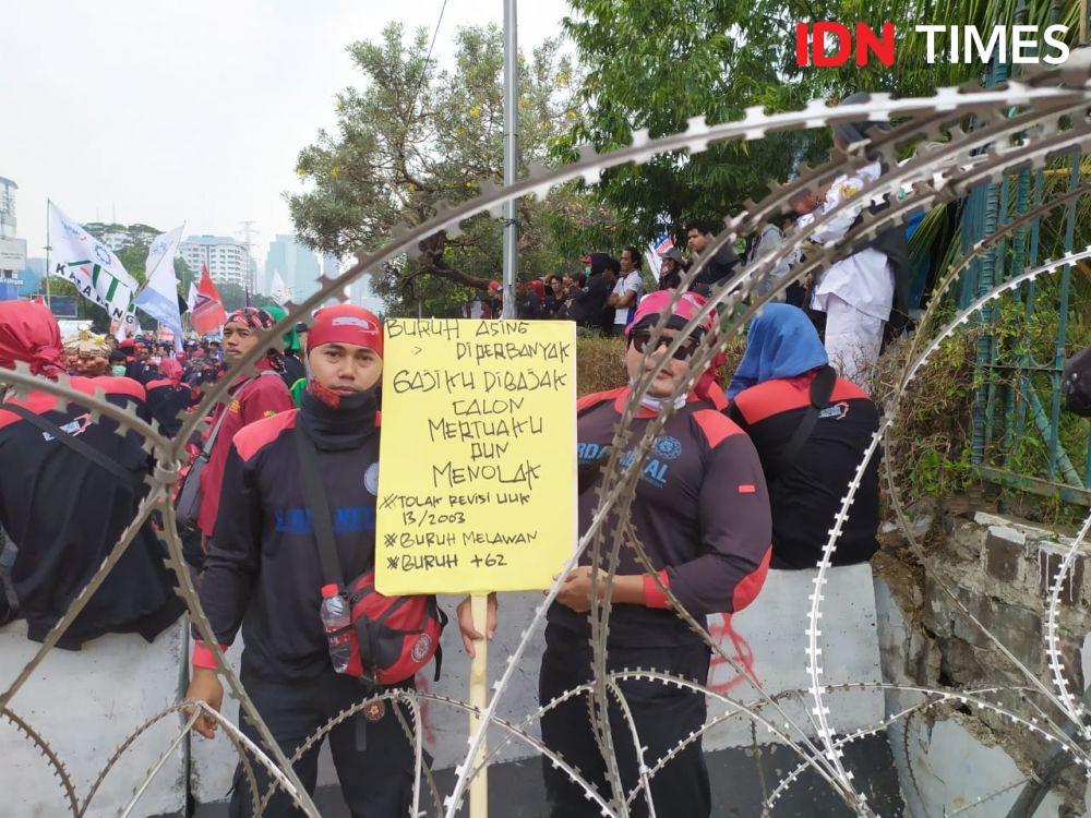 Tuntut Upah Layak, Buruh: "Gaji Ora Mundak-mundak Istri Galak"