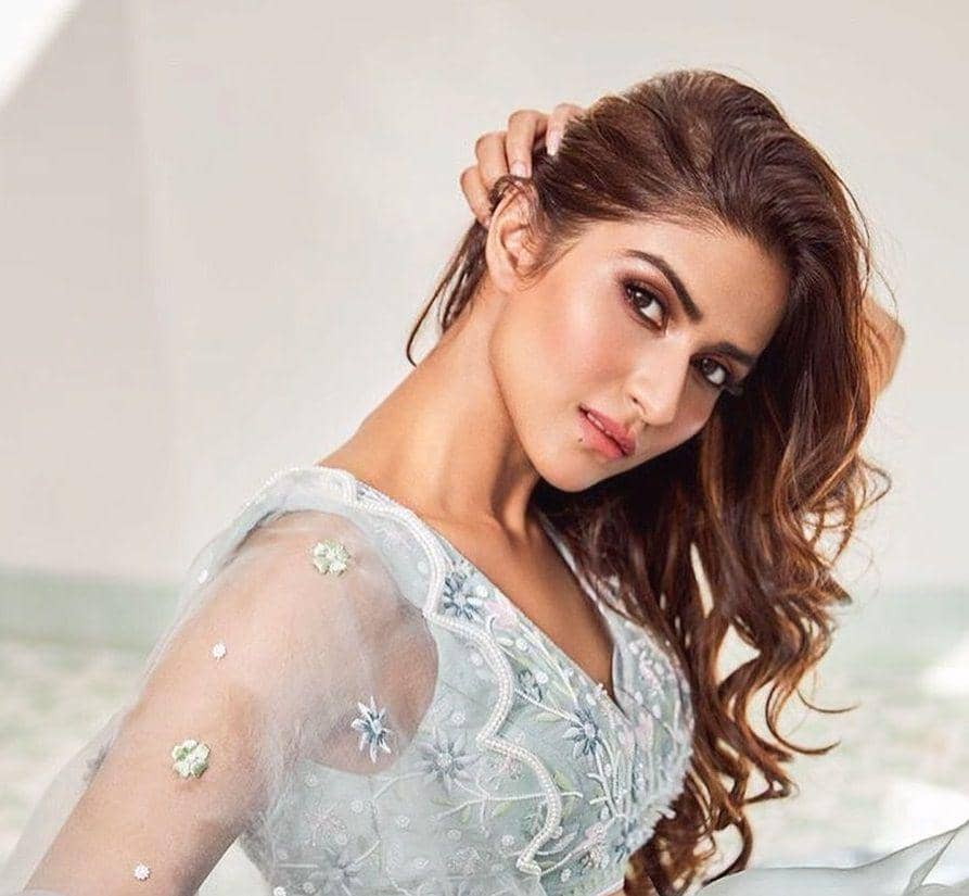 10 Potret Memesona Pranutan Bahl, Guru Firdaus di Film Notebook