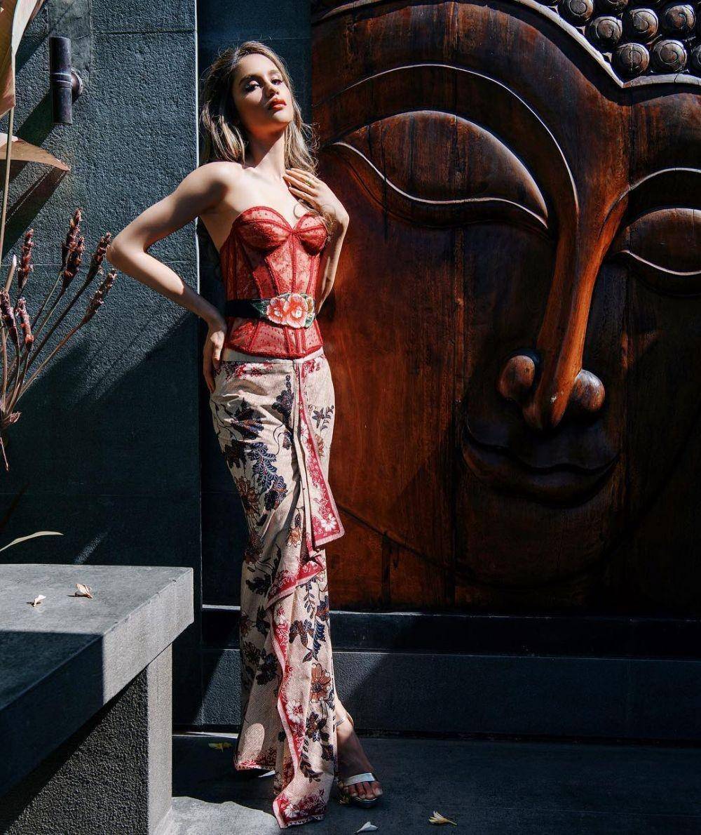 Kebaya Cinta Laura (instagram.com/claurakiehl)