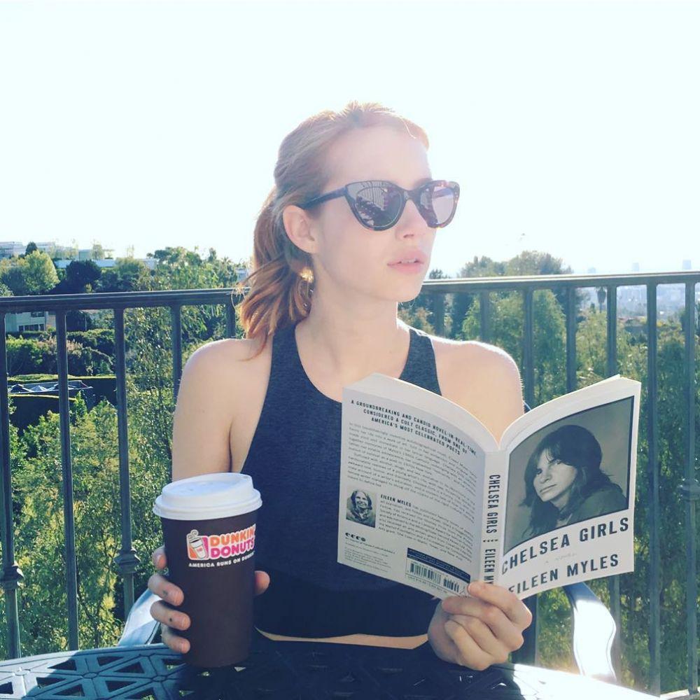 10 Pesona Paripurna Emma Roberts yang Ternyata Rajin Baca Buku