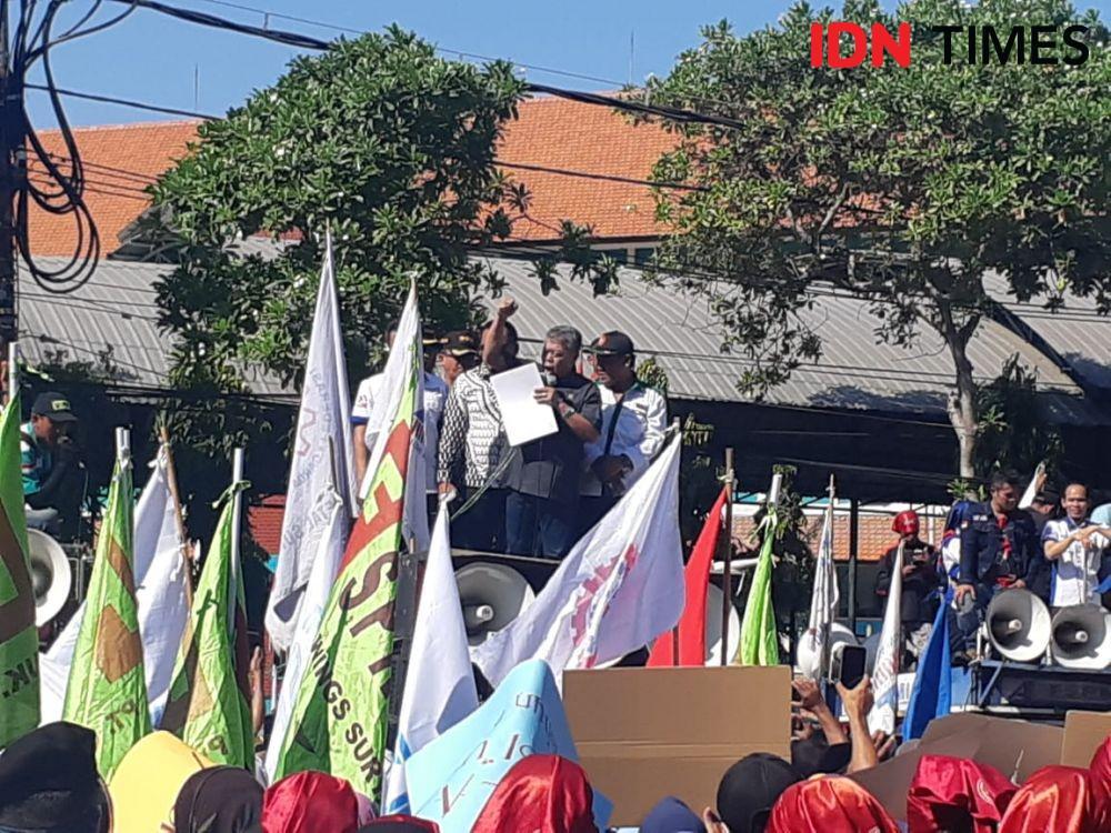 Ilustrasi demo buruh (IDN Times/Ardiansyah Fajar)