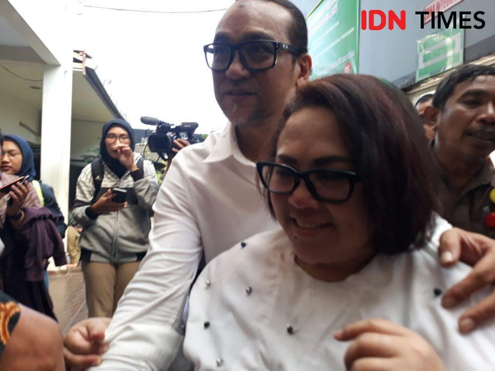 Nunung dan Suami Berdoa Jelang Sidang Pembacaan Vonis