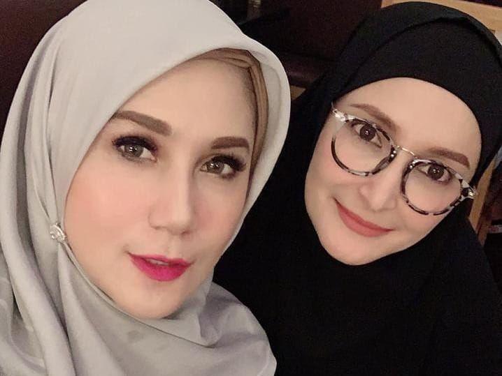 Akrab! 10 Potret Persahabatan Marini Zumarnis & Inneke Koesherawati