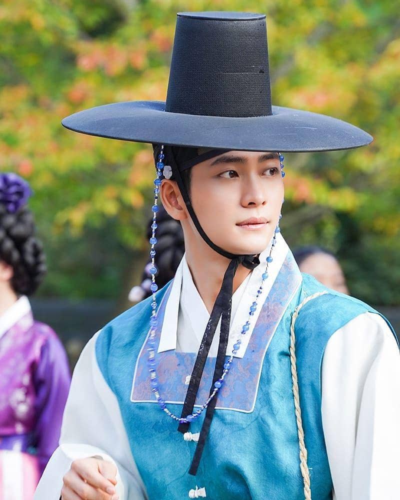 Instagram/@aiu_batyrova