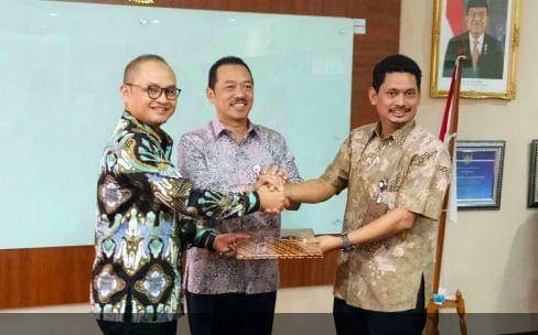 (Darman Mappangara <kanan>) www.jabarprov.go.id