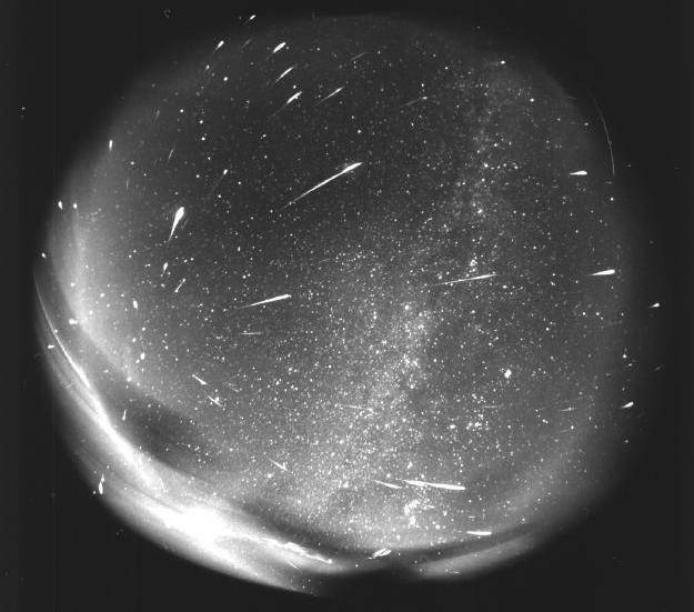 Hujan meteor (Wikimedia.org/Juraj Tóth)