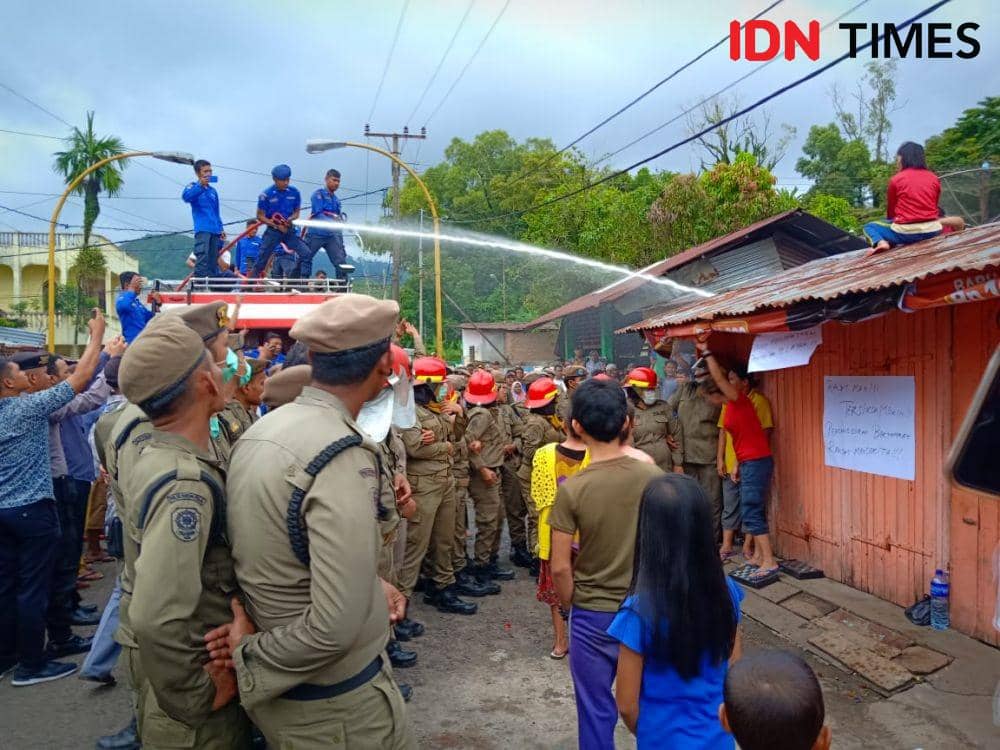 Penertiban Kios Liar di Sibolga Memanas, Pedagang Tidur di Atap