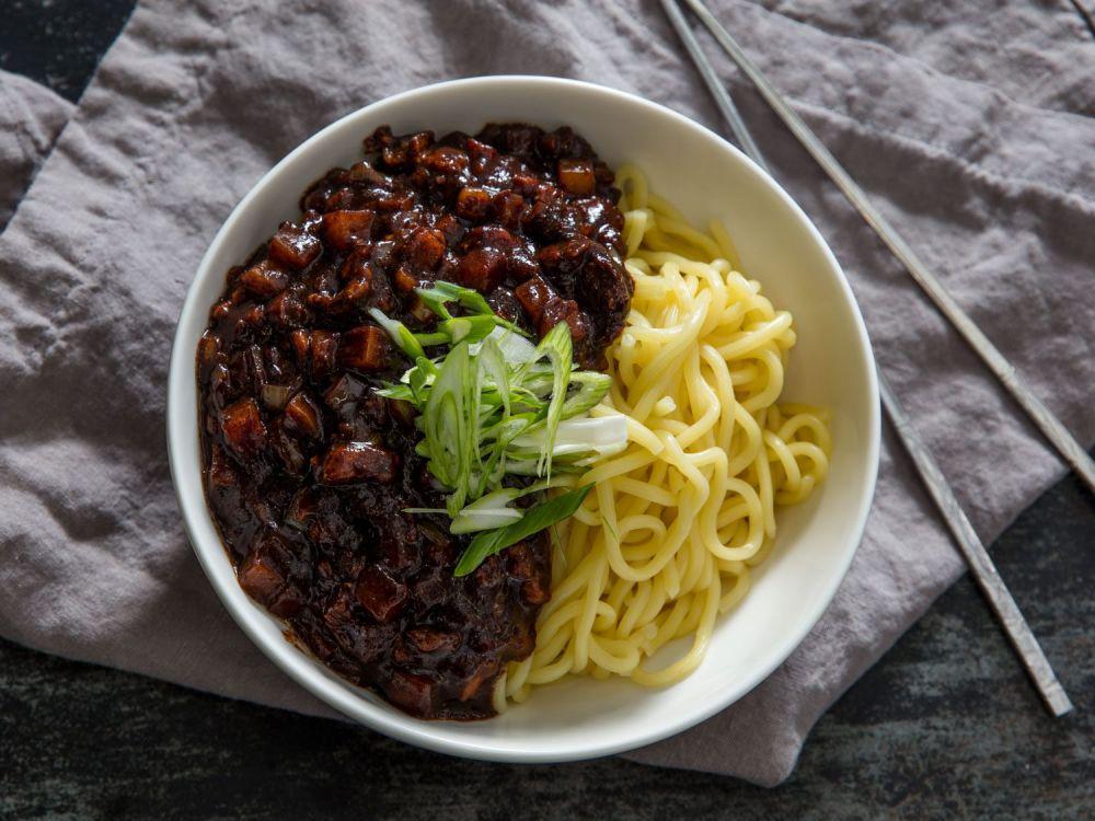 Resep Jajangmyeon Halal Khas Korea, Mie Hitam yang Kental dan Lezat