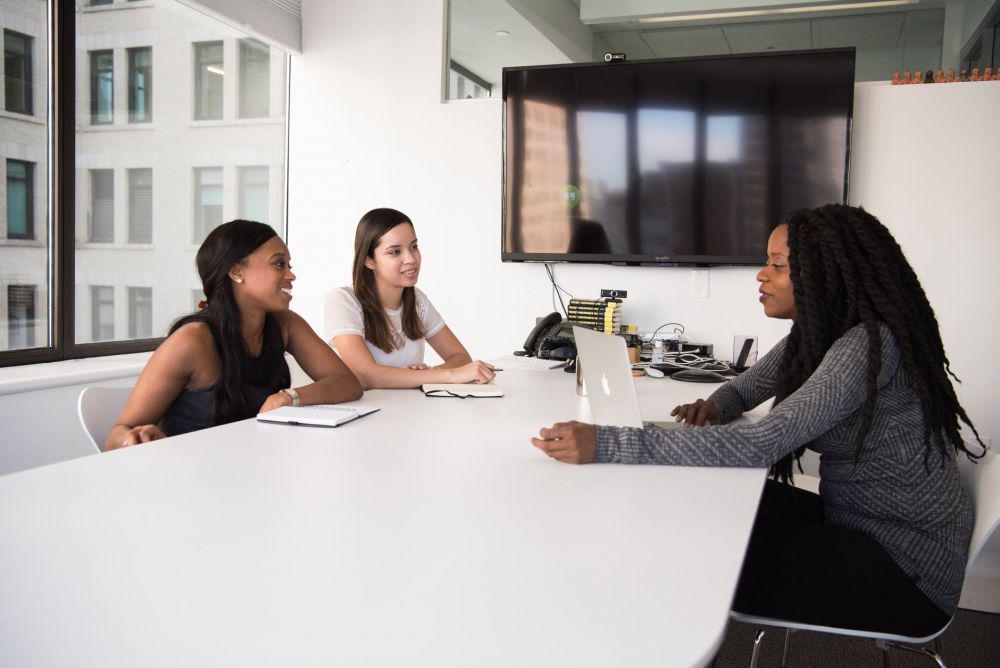 5 Cara Beradaptasi yang Baik dengan Rekan Kerja & Atasan di Kantor