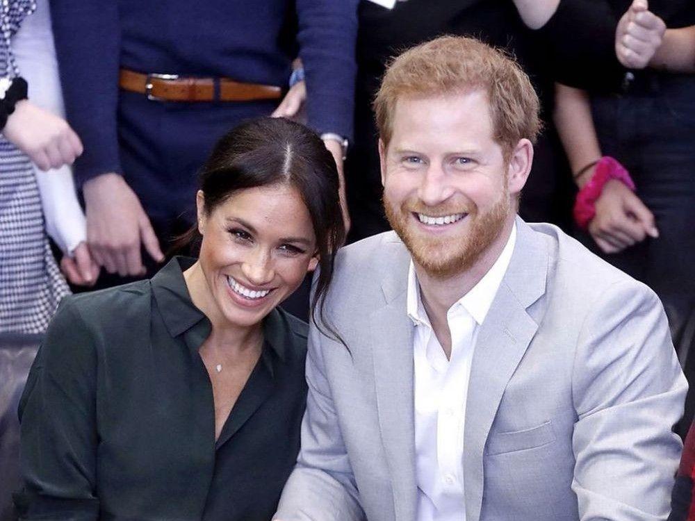 Pamer Kemesraan, 10 Potret Pangeran Harry & Meghan Saat Tur di Afrika