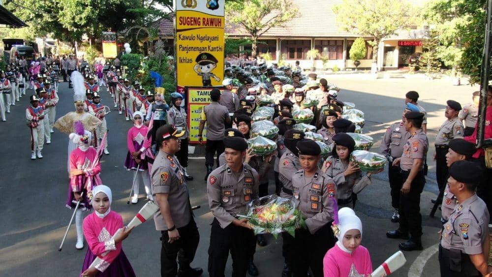 Kado Spesial untuk TNI, Polwan Arak 74 Tumpeng ke Makodim Tuban
