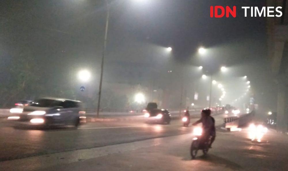 Ini Potret Kondisi Menebalnya Kabut Asap di Palembang pada Malam Hari