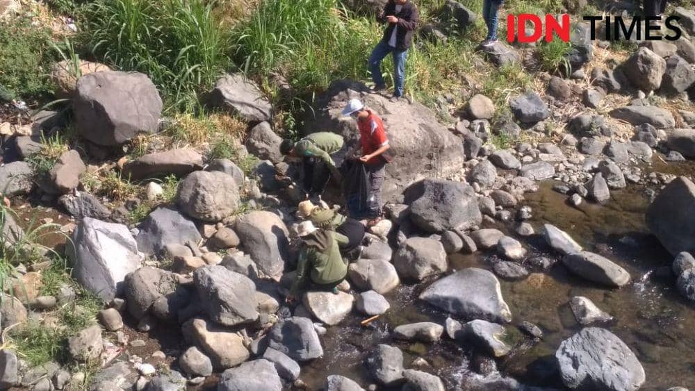 Banyak Sampah Plastik, Ratusan Warga Kudus Bersihkan Hulu Sungai Gelis