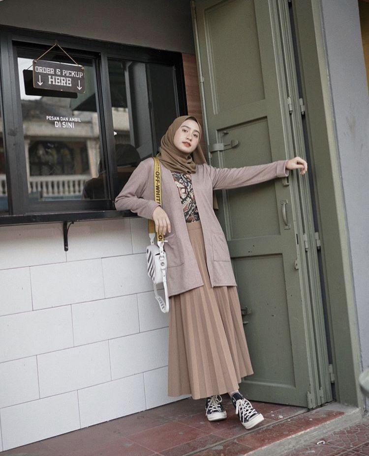 Kece, Ini 8 Padu Padan Rok Plisket ala Selebgram Helmi Nursifah!