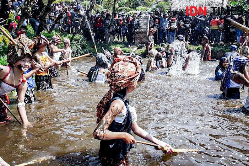 6 Ritual Adat Bandung Barat, dari Hajat Arwah sampai Ngamandian Ucing