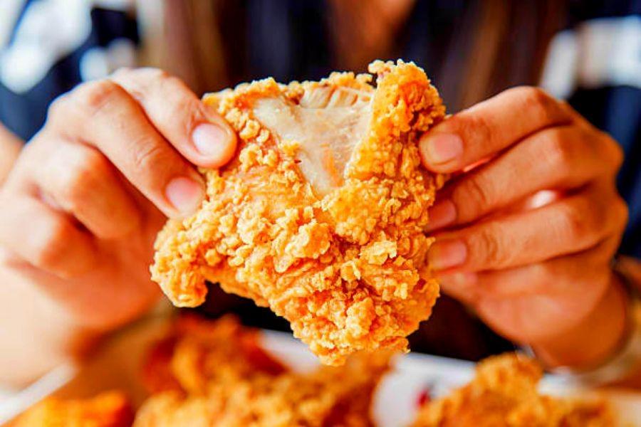 Kulit Fried Chicken Itu Lebih Nikmat Dimakan Pertama, Ini Alasannya!