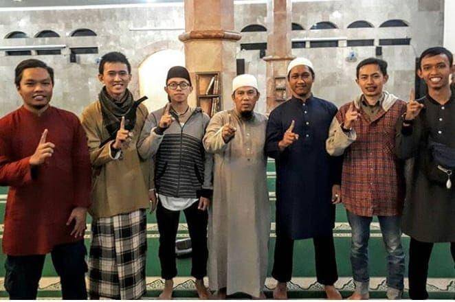 Instagram/Narkuys212 | Bernard (Tengah)