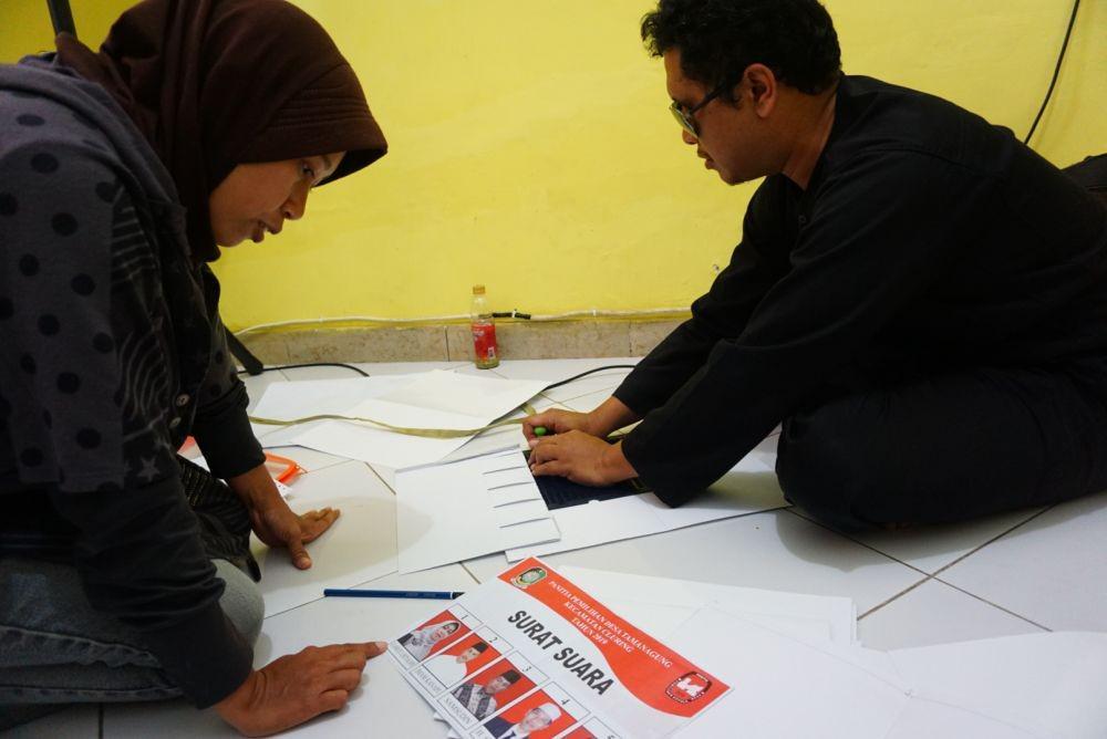Indah dan Windoyo, Tiga Jam Buat Surat Braille untuk Pilkades