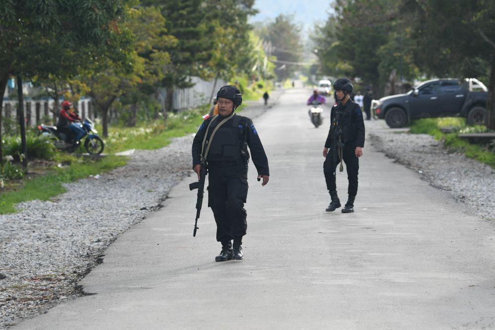 Dua orang personel Brimob melakukan patroli di Wamena, Papua, pada 8 Oktober 2019. ANTARA FOTO/M Risyal Hidayat