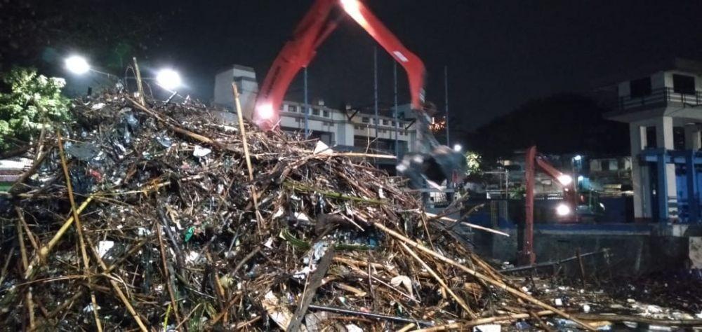 Hujan Semalam, Pemprov DKI Angkut Sampah 80 Ton di Pintu Air Manggarai