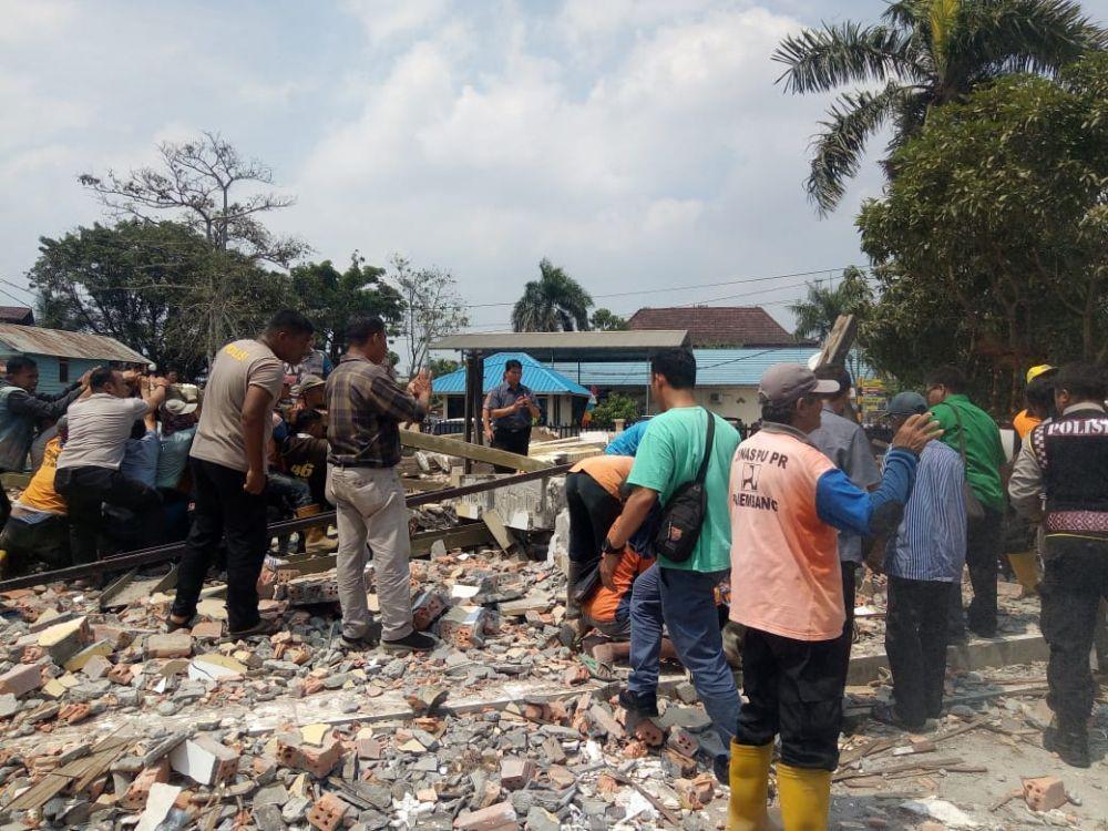 Buruh Bangunan Tewas saat Tiang Masjid Polresta Palembang Dirobohkan