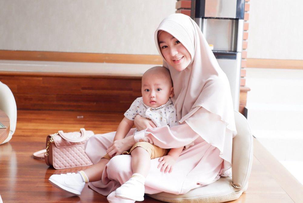 Nikah Muda, 10 Potret Memesona Larissa Chou Momong Baby Yusuf