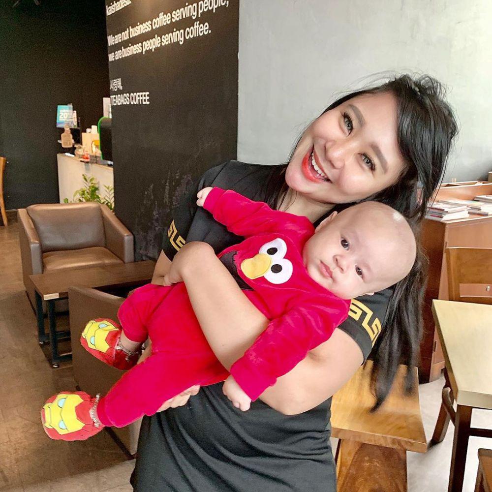 Jadi Ibu Baru, 10 Potret Keseruan Chikita Meidy Saat Momong Anak