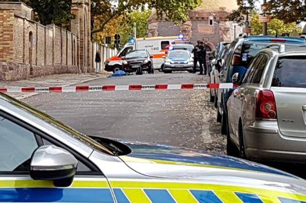 Polisi mengamankan daerah setelah penembakan terjadi di timur kota Halle, Jerman, pada 9 Oktober 2019. ANTARA FOTO/REUTERS/Marvin Gaul