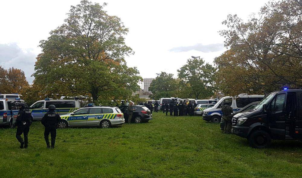 Polisi berkumpul setelah penembakan terjadi di timur kota Halle, Jerman, pada 9 Oktober 2019. ANTARA FOTO/REUTERS/Marvin Gaul