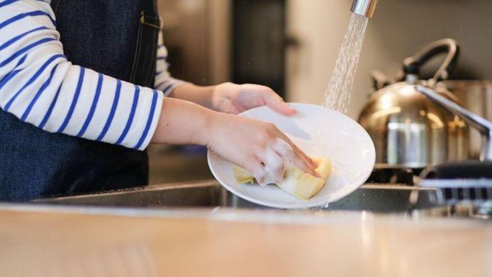 7 Bahan Rumahan Ini Ampuh Basmi Bau Amis di Peralatan Dapur