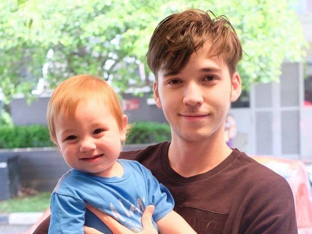 Bikin Gemas, Ini 10 Potret Manis Stefan William Ketika Momong Anak