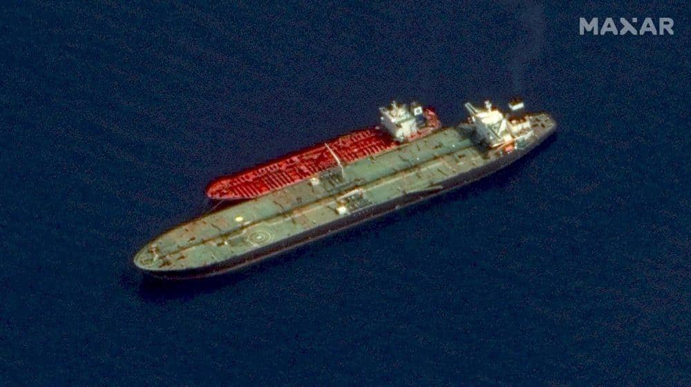 Dua kapal tanker berbendera Iran, Adrian Darya 1 dan Jasmine di North of Tartus, Suriah, terlihat dalam foto satelit yang disiarkan 3 Oktober 2019 oleh Maxar Technologies. Foto memperlihatkan garis tambatan yang menyatukan dua kapal tanker bersamaan dan memindahkan alat berat ke sisi kanan kapal Adrian Darya 1. ANTARA FOTO/Maxar Technologies/Handout via REUTERS