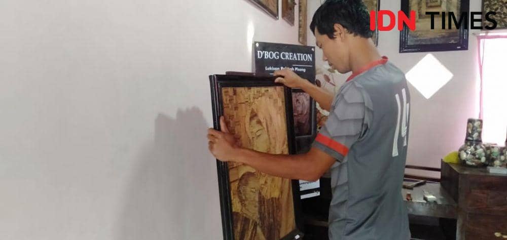 Kisah Johan, Sulap Pelepah Pisang Jadi Lukisan
