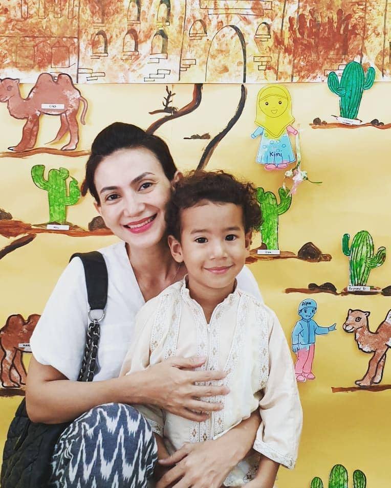 10 Kedekatan Wanda Hamidah dengan Sang Anak Bungsu, Lengket Banget!