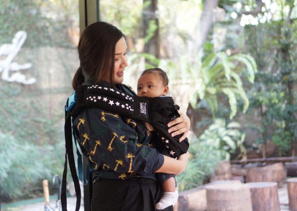 Intip 10 Potret Fitri Ayu alias Yuli 'TOP' Momong Anaknya, Baby Kou