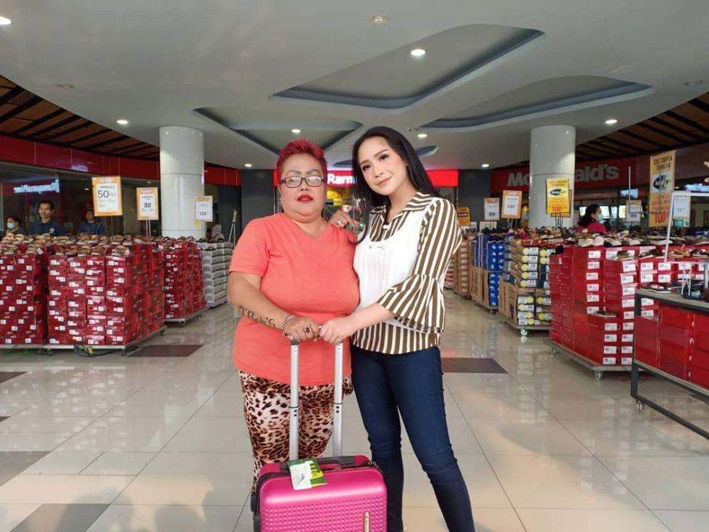 10 Potret Keakraban Bude Sumiyati dengan Para Pesohor Indonesia, Hits!