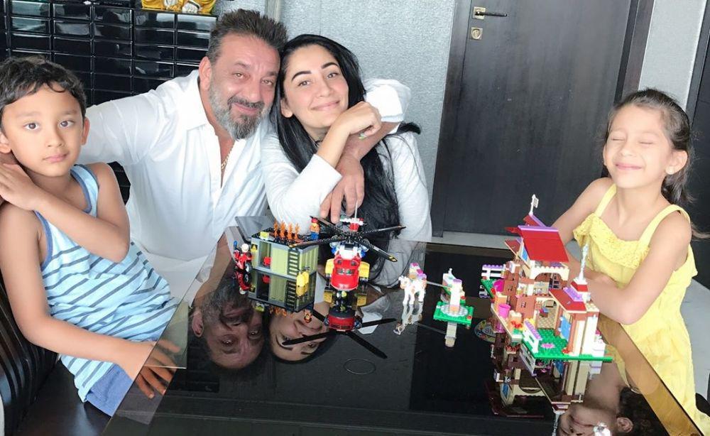 Punya Anak Kembar, Ini 10 Potret Harmonis Keluarga Sanjay Dutt