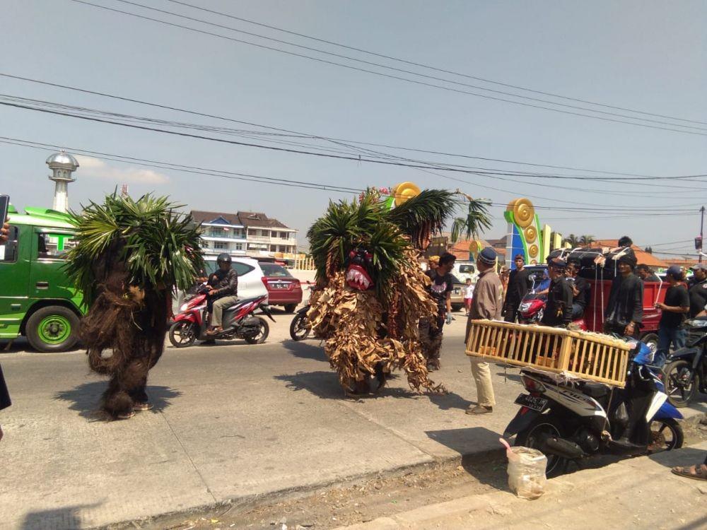 Ribuan Warga Ikuti Acara Nyiramkeun Pusaka Kerajaan Talaga Manggung
