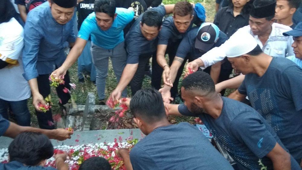 Dua Tahun Kematian Huda, Skuad Persela Kirim Doa dan Tabur Bunga