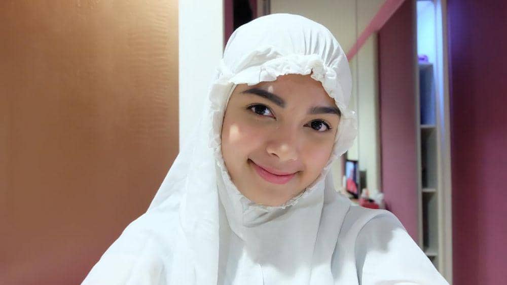 9 Potret Anggun Artis Cewek saat Memakai Mukena, Ademnya Lahir Batin