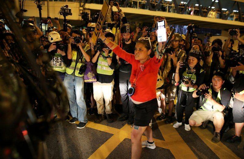 Demonstran anti pemerintah berjalan menuju kendaraan polisi disaksikan awak media saat aksi protes menentang permohonan uu kedaruratan di Hong Kong, pada 16 Oktober 2019. ANTARA FOTO/REUTERS/Ammar Awad