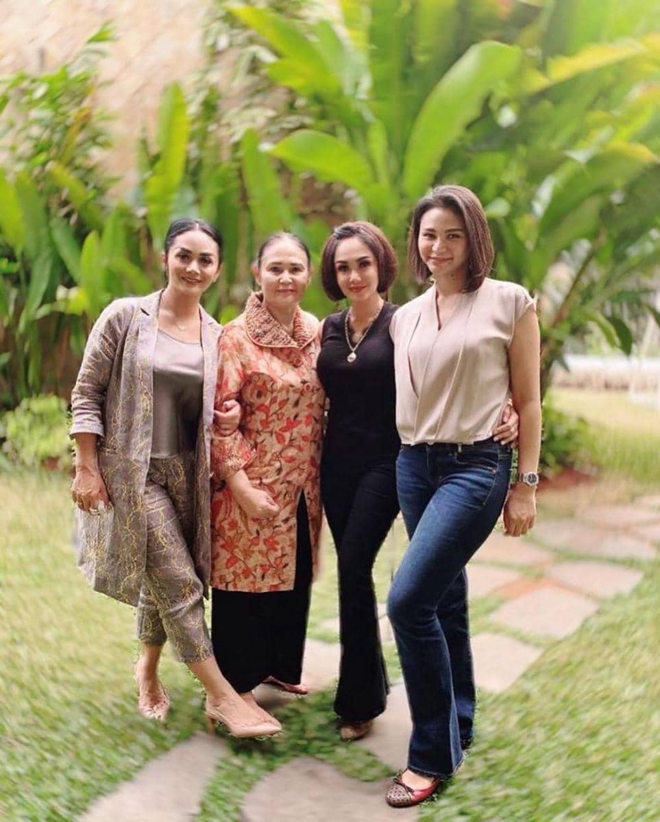 instagram.com/yunishara36