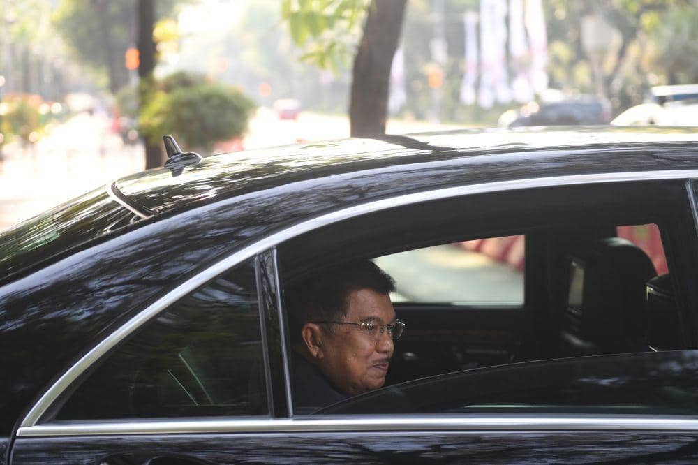 [FOTO] Lambaian Tangan Jusuf Kalla di Hari Terakhir Sebagai Wapres RI
