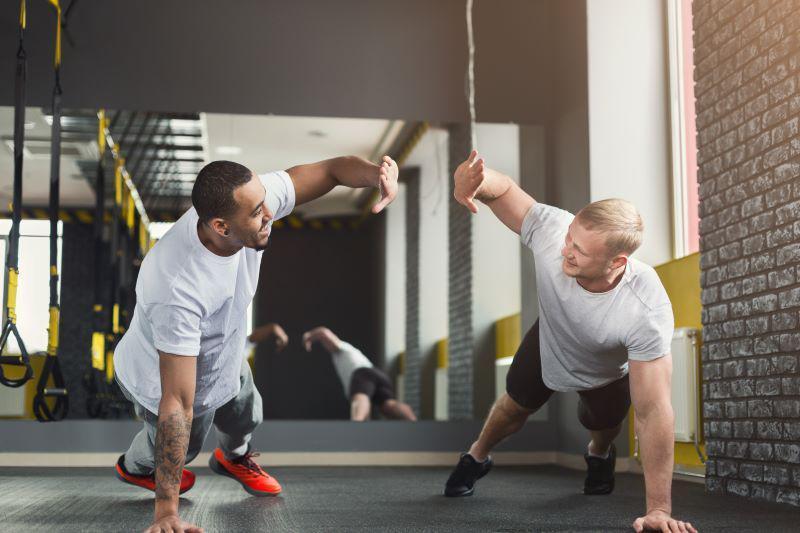 6 Manfaat Memiliki Partner Latihan di Gym